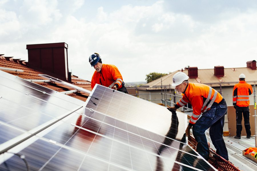 Så tjänar företaget på solenergi - EON_Montering_av_solceller_2017-05-23_4_1_1_binary_6861479.jpg